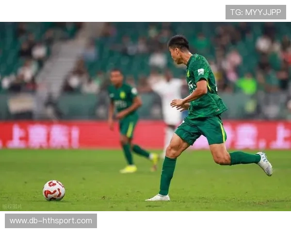 国安队在内部比赛中测试新防线组合，表现稳健